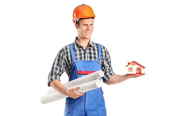 Construcción masculina sosteniendo el modelo de casa — Foto de Stock