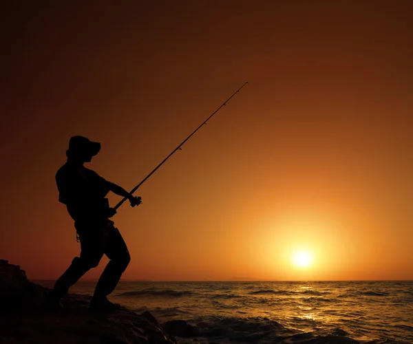 Rybář rybolov s vlečnými sítěmi západ slunce — Stock fotografie