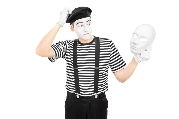 Mime artista segurando máscara de teatro — Fotografia de Stock
