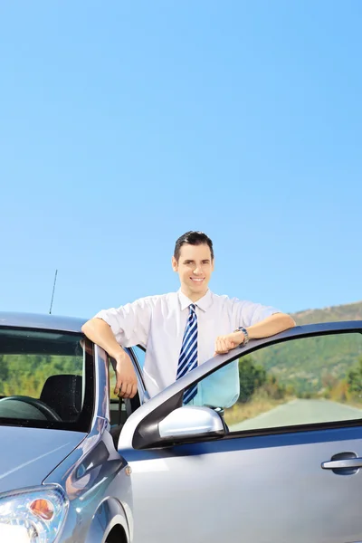 Killen bredvid hans bil — Stockfoto