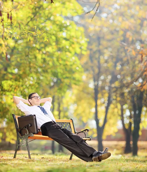 Бизнесмен отдыхает в парке — стоковое фото