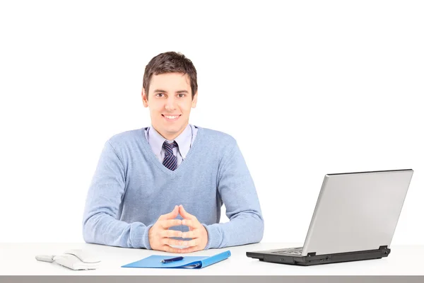 Мужчина с ноутбуком и офисным персоналом — стоковое фото