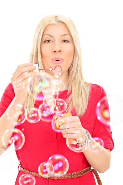 Jeune femme soufflant des bulles — Photo
