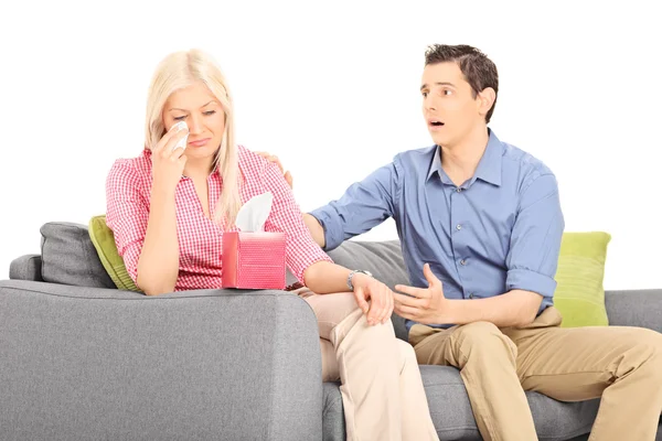 Woman crying with her boyfriend — Stock Photo, Image