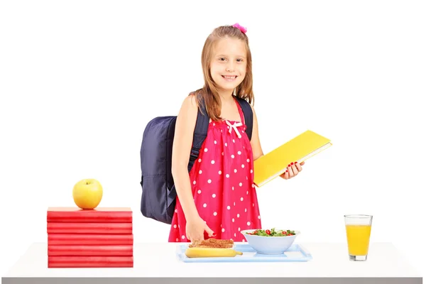 Colegiala preparándose para el almuerzo — Foto de Stock