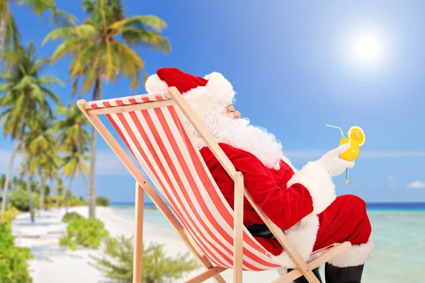 Babbo Natale bere cocktail sulla spiaggia — Foto Stock