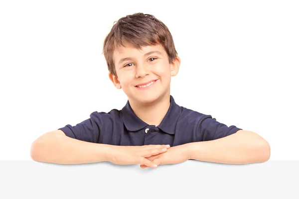 Sorrindo menino atrás do painel em branco — Fotografia de Stock