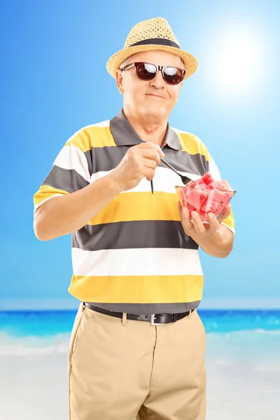 Senior gentleman holding a bowl of watermelon — Stock Photo, Image