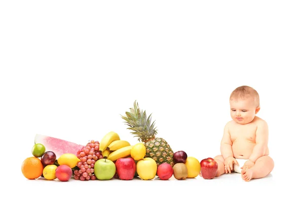 Bambino accanto a frutta e verdura — Foto Stock