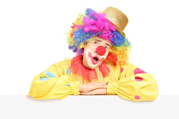Clown macht Fratze auf leerer Platte — Stockfoto