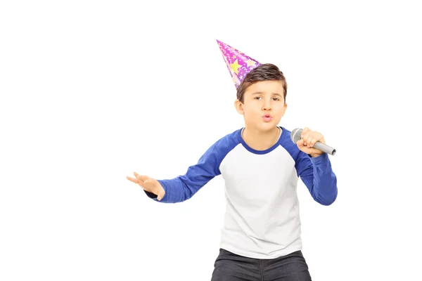 Niño con sombrero de fiesta cantando — Foto de Stock