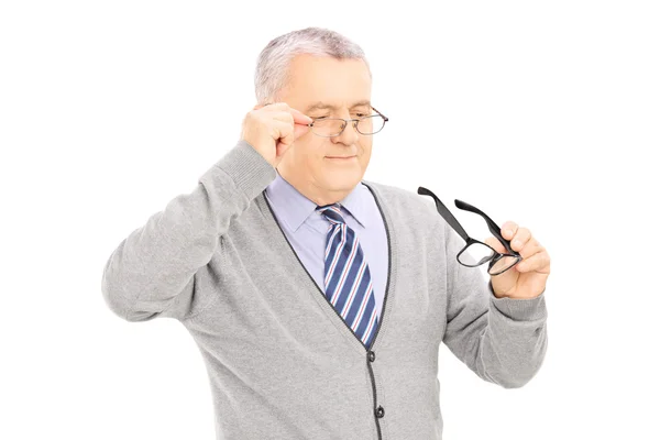 Senior probándose unas gafas nuevas — Foto de Stock