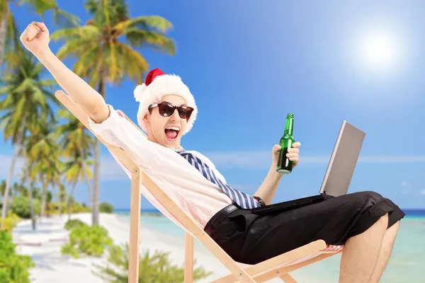 Hombre en silla de playa sosteniendo cerveza — Foto de Stock