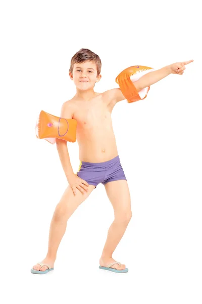 Jongen met zwemmen arm bands wijzen — Stockfoto