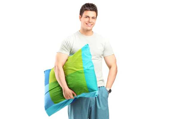 Человек в пижаме держит подушку — стоковое фото