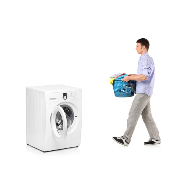 Homem vai em direção à máquina de lavar roupa — Fotografia de Stock