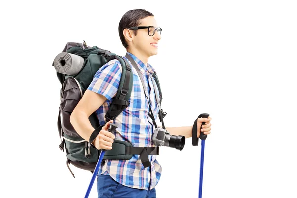 Turista masculino caminando con bastones de senderismo —  Fotos de Stock