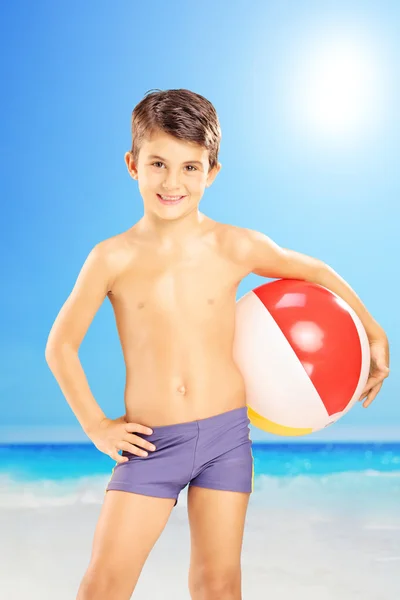 Un enfant souriant tenant un ballon de plage — Photo