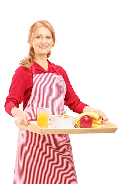 Frau mit Getränken und Essen — Stockfoto