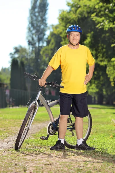 Volwassen man naast fiets — Stockfoto