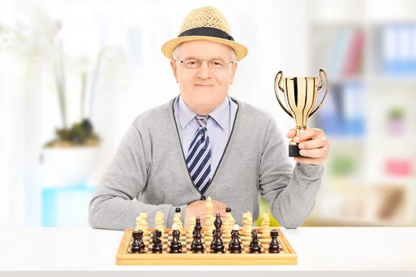 Старший шахматист с трофеем — стоковое фото