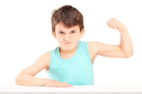 Bambino mostrando i suoi muscoli — Foto Stock