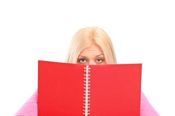 Una mujer asustada cubriendo detrás del libro — Foto de Stock