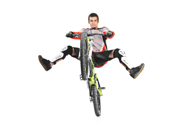 Motociclista com sua bicicleta pulando — Fotografia de Stock