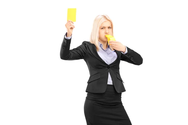 Donna d'affari che mostra il cartellino giallo — Foto Stock