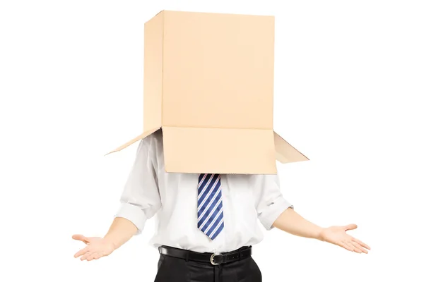 Człowiek z kartonu na głowie — Zdjęcie stockowe