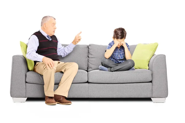 Abuelo gritándole a sobrino — Foto de Stock