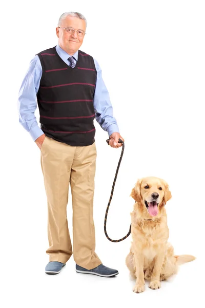 Sorridente uomo anziano con il suo animale domestico — Foto Stock