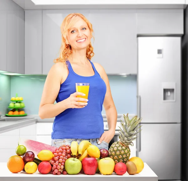 Frau mit Glas Saft — Stockfoto