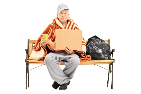 Hajléktalan ember ül a padon — Stock Fotó