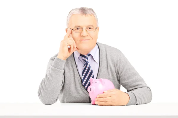 Hombre posando con alcancía —  Fotos de Stock