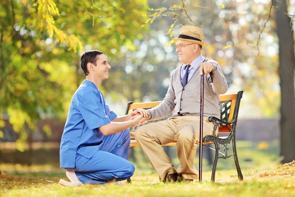 Sjukvårdspersonal att hjälpa äldre man — Stockfoto