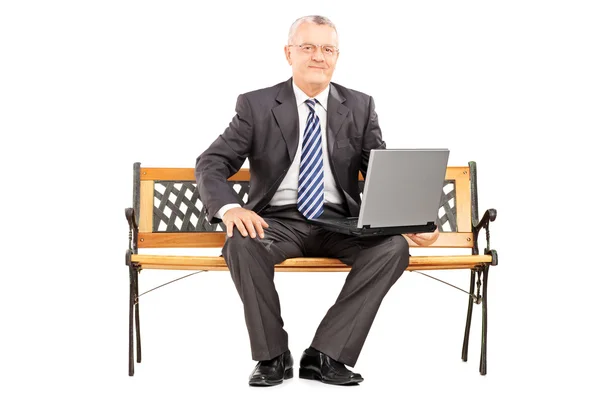 Homem profissional trabalhando no laptop — Fotografia de Stock