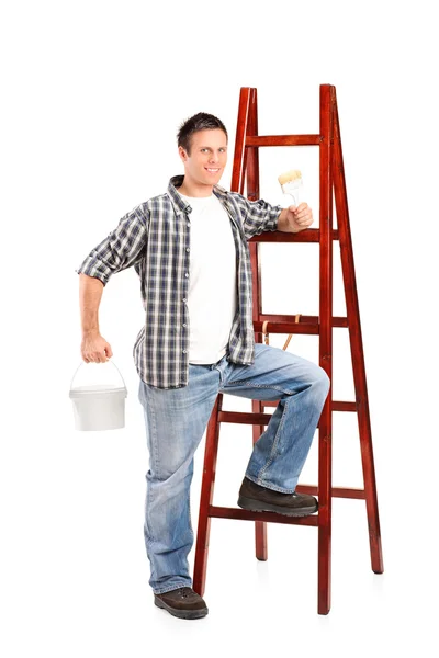 Mannelijke staande naast ladder — Stockfoto