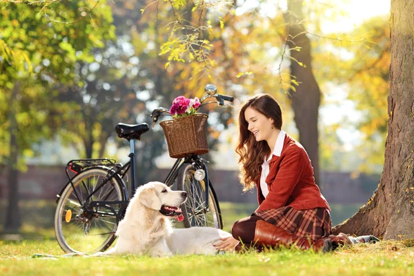 Vacker kvinna med hund — Stockfoto