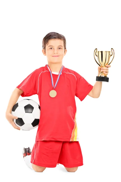 Jogador de futebol segurando copo dourado — Fotografia de Stock