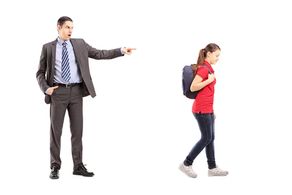 Padre enojado gritándole a su hija — Foto de Stock