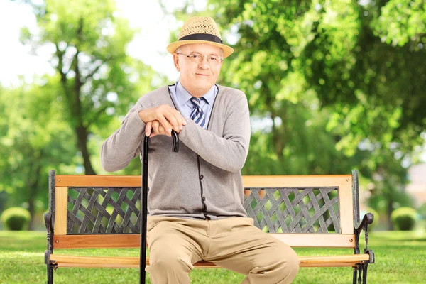 Homem sênior no banco em um parque — Fotografia de Stock