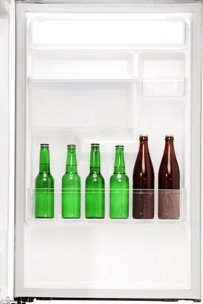Offener Kühlschrank voller Bier — Stockfoto
