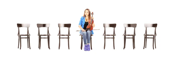 Mulher cadeira segurando violino — Fotografia de Stock