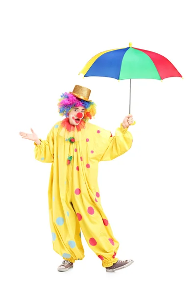 Renkli şemsiye tutan bir palyaço — Stok fotoğraf
