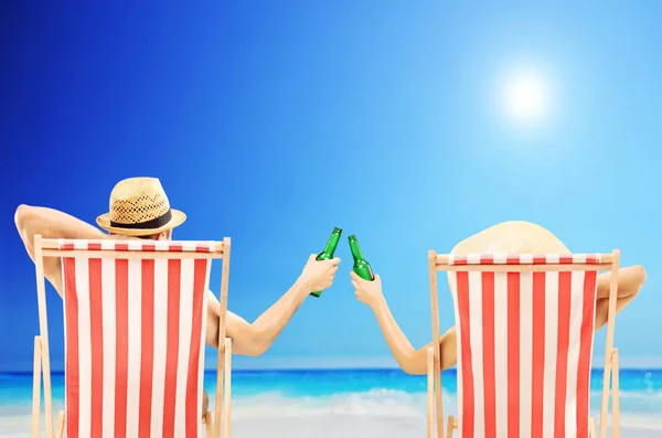 Hombre y mujer relajándose en la playa — Foto de Stock