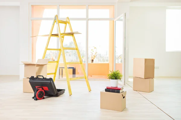 Neue Wohnung mit Umzugskartons auf dem Boden — Stockfoto