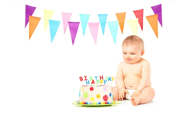 Дитячий хлопчик дивиться на торт на день народження — стокове фото