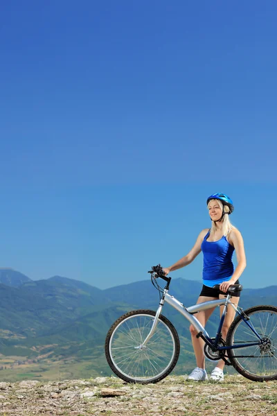 Feminino motociclista com bicicleta de montanha — Fotografia de Stock