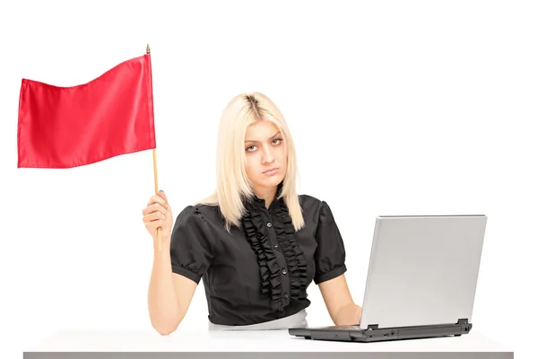 Traurige Arbeiterin schwenkt rote Fahne — Stockfoto